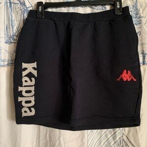 KAPPA
AUTHENTIC GLENDA SKIRT
Women – Black Smoke-pink Ltred Cherry